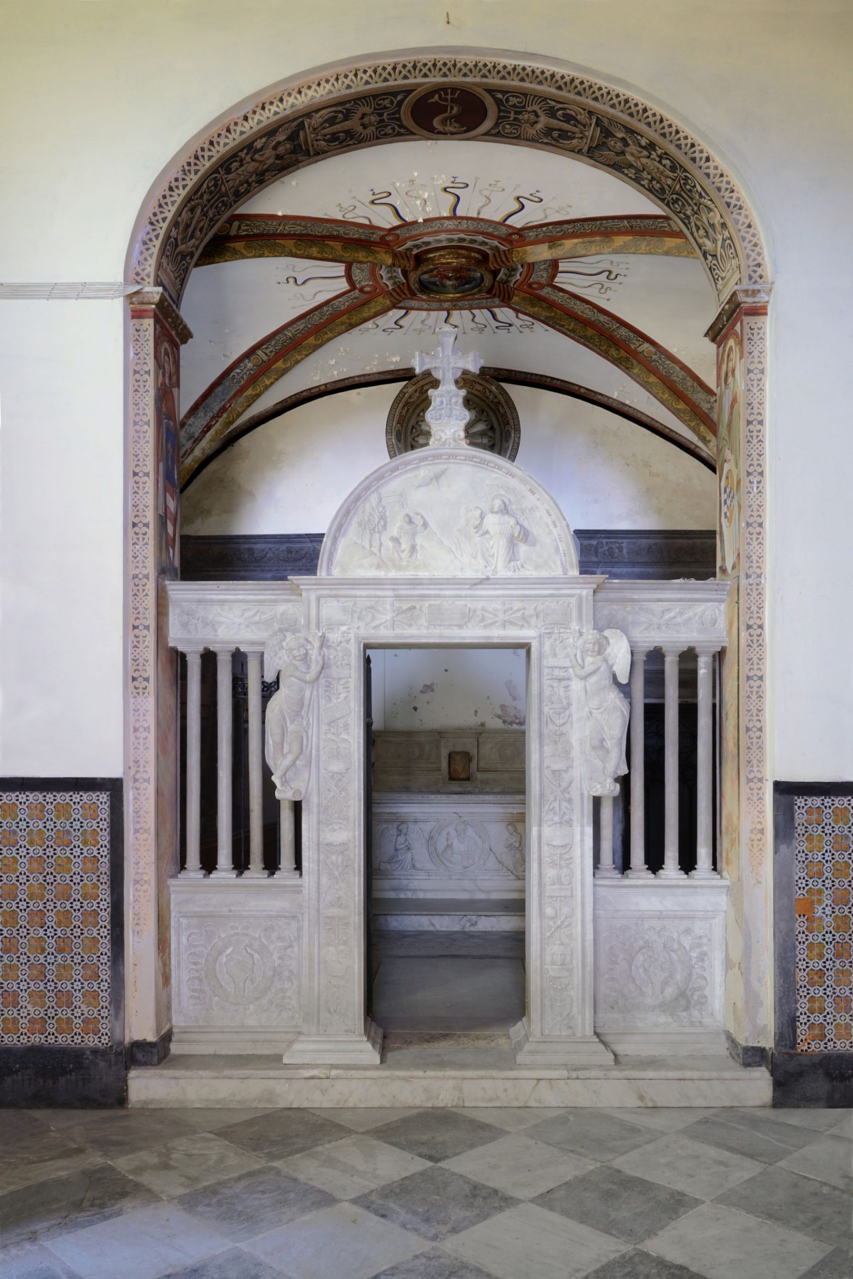 Foto 10: Chiesa di San Giuliano, interno, cancellata marmorea della Cappella Adorno, secolo XV.